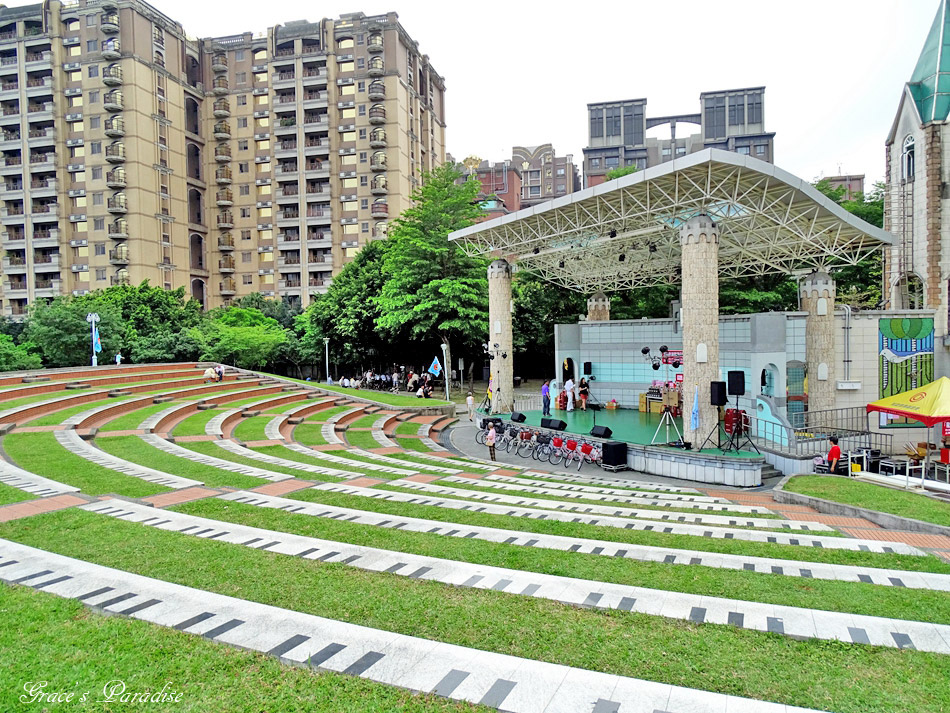 Read more about the article 【板橋親子景點】板橋音樂公園-巨型琴鍵造型音樂場+兒童遊樂場(一旁還有福翠里彩繪村可順遊)