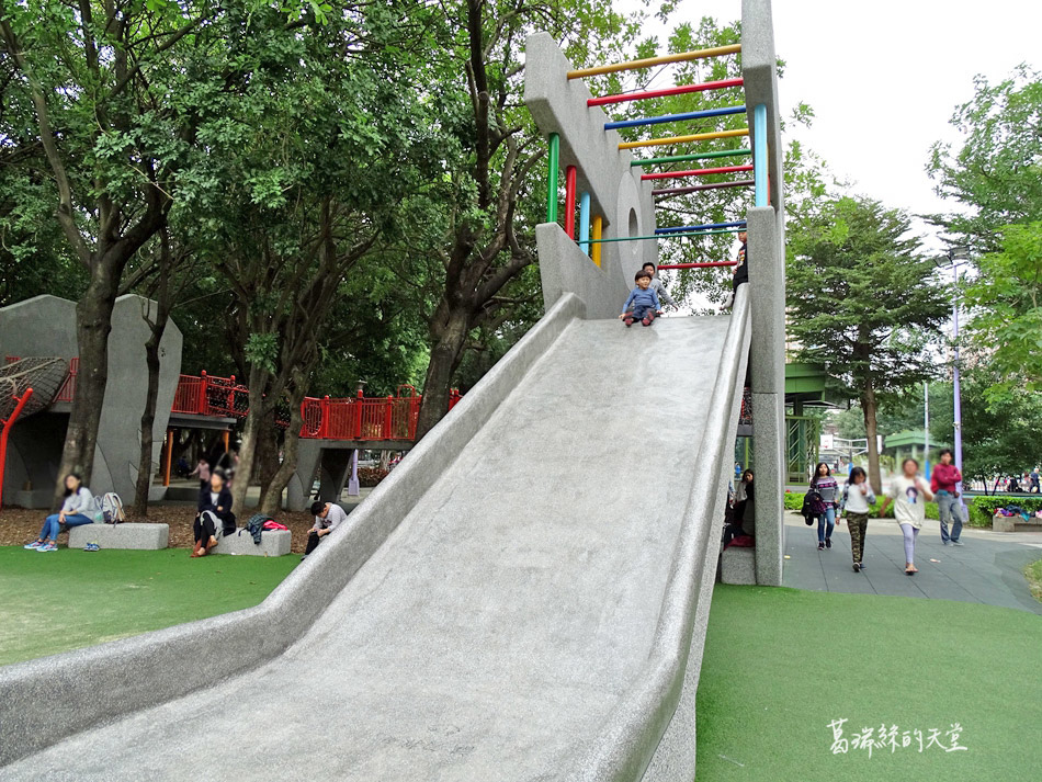 You are currently viewing 【板橋特色公園】四維公園-巨獸攀爬遊戲場、沙坑、攀爬鑽籠挑戰好好玩，停車方便