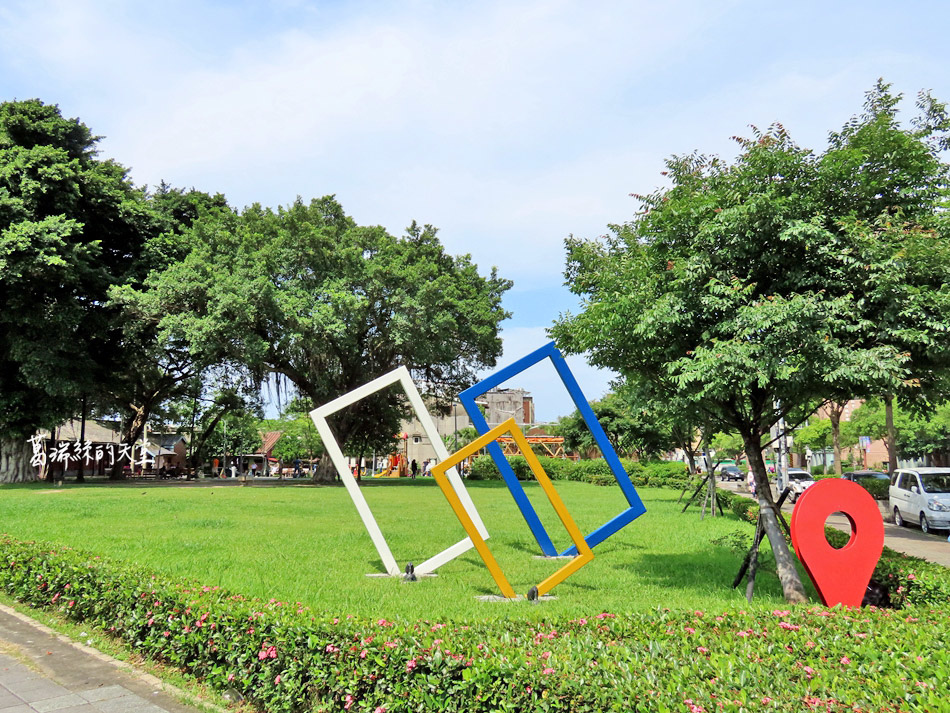 台北特色公園-艋舺大道和平青草原 (2).jpg