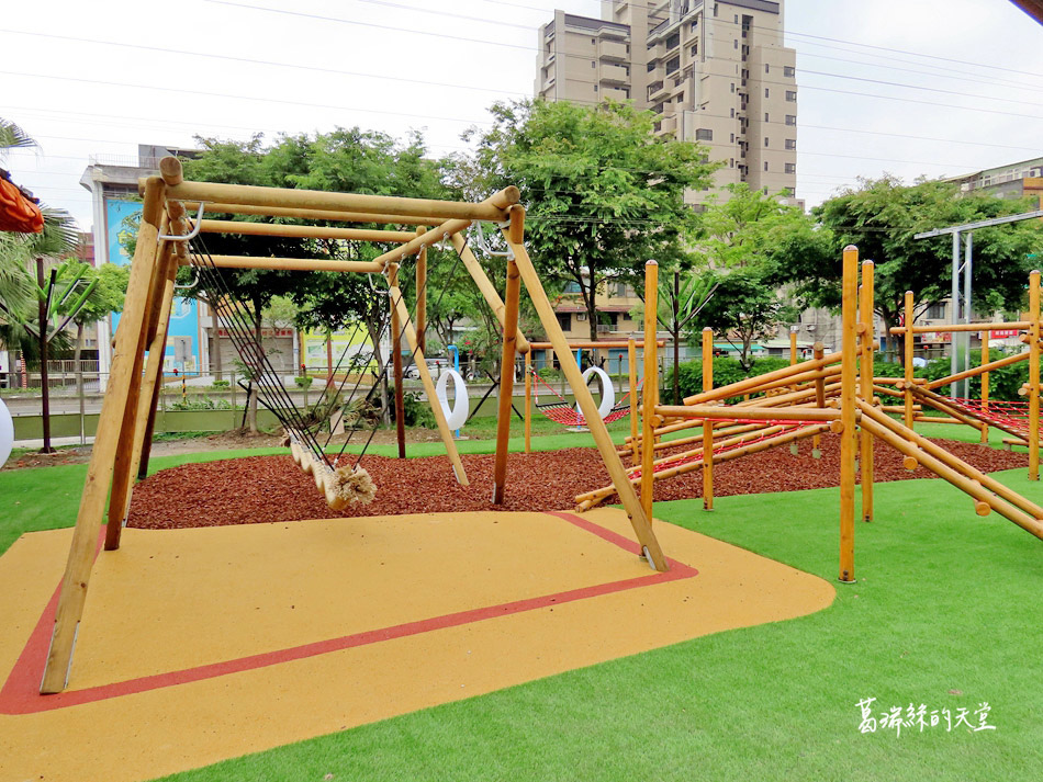 台北特色公園-艋舺大道和平青草原 (10).jpg