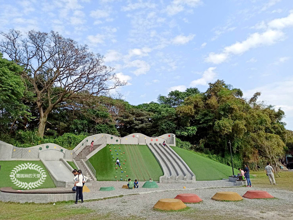 You are currently viewing 【土城景點】斬龍山遺址文化公園-沙坑、攀岩和超滑磨石溜滑梯好好玩